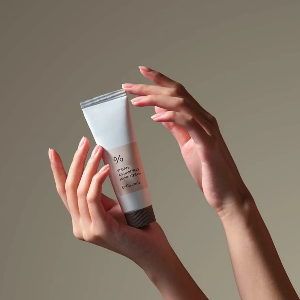 Dr. Ceuracle Vegan Aquarizing Hand Cream 50ml - Зволожувальний крем для рук - фото №2 Dr. Ceuracle Vegan Aquarizing Hand Cream 50ml - Зволожувальний крем для рук - фото №2